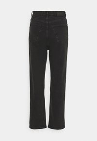 Jean en denim noir avec une coupe droite, cinq poches et une taille haute. Présente une texture lisse et des accents de couture minimaux.
