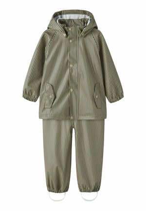 Combinaison de pluie pour enfants avec rayures verticales vert olive et beige, veste à capuche avec boutons-pression, poignets élastiques et pantalon assorti avec pieds élastiques.