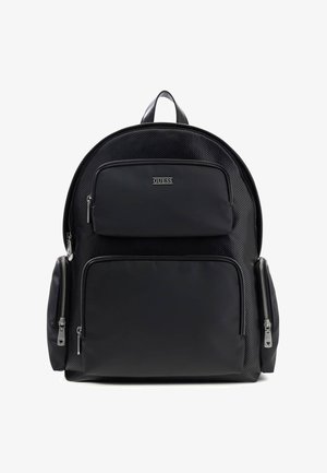 Zwarte Guess-rugzak met geperforeerde textuur, twee voorste vakken met rits, twee zijvakken met rits en een handvat bovenop.