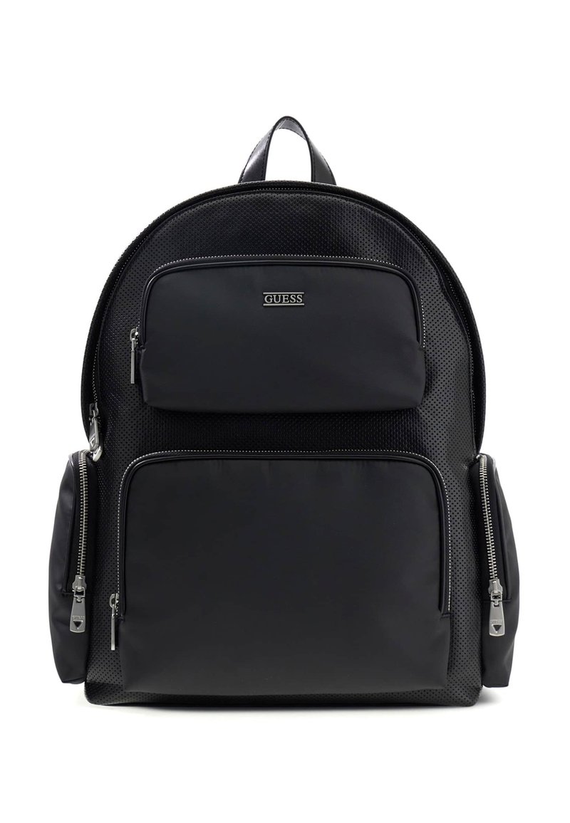 Sac à dos noir de la marque Guess avec une texture perforée, deux poches zippées à l'avant, deux poches zippées sur les côtés et une poignée supérieure.