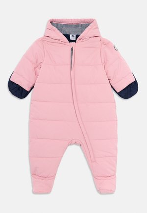 Tuta da neve imbottita rosa per neonati con cappuccio, polsini interni blu navy sulle maniche e cerniera frontale che si estende dal petto a una gamba.