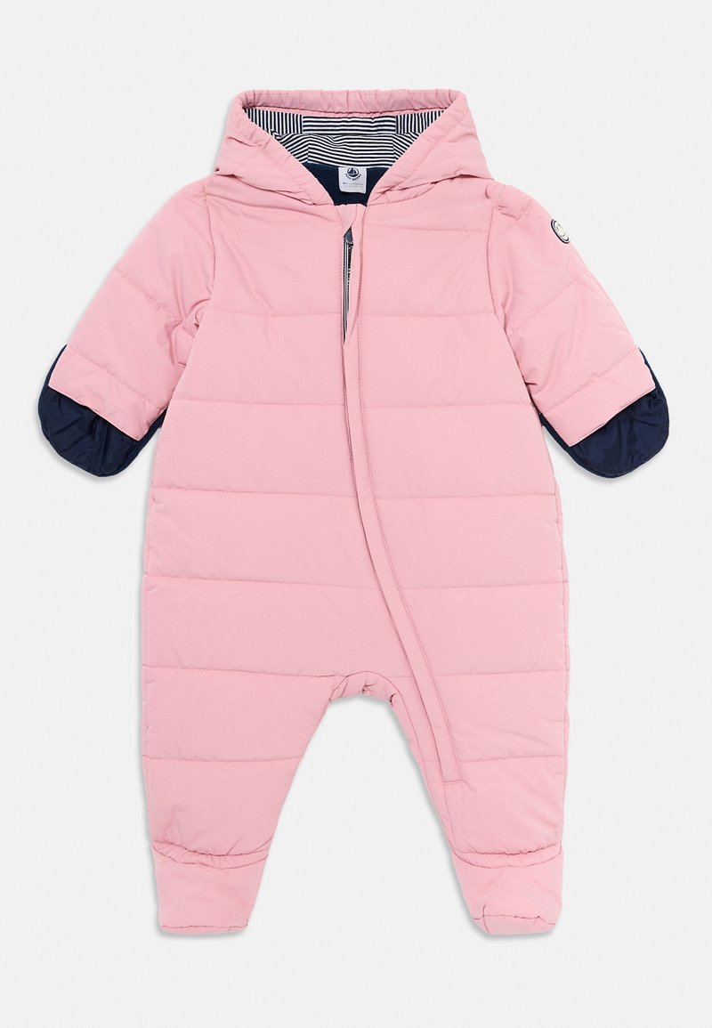 Combinaison de neige rose rembourrée pour bébé avec capuche, poignets intérieurs bleu marine, et une fermeture éclair frontale allant de la poitrine jusqu'à une jambe.