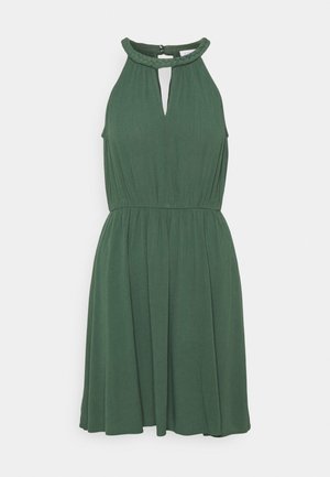 Robe vert foncé sans manches avec encolure halter tressée, détail œil-de-bœuf à l'avant, taille cintrée et jupe évasée longueur genou.