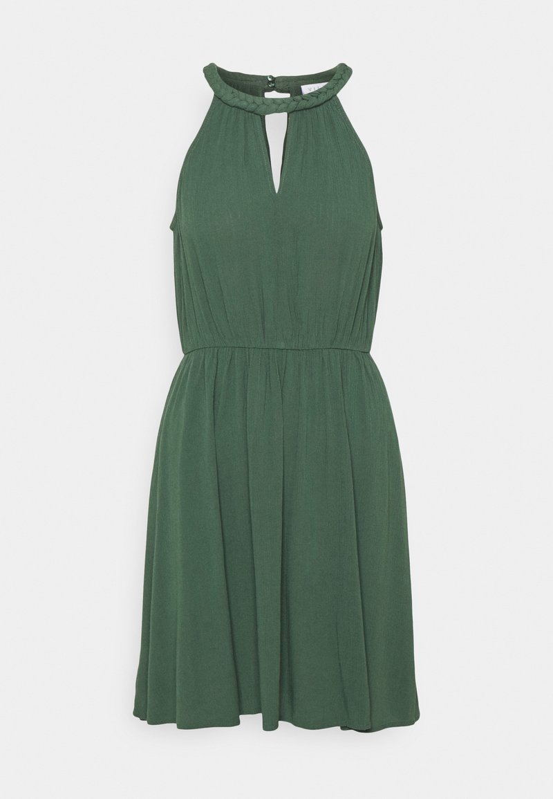 Robe vert foncé sans manches avec encolure halter tressée, détail œil-de-bœuf à l'avant, taille cintrée et jupe évasée longueur genou.