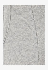 Geselecteerd, Heather Gray