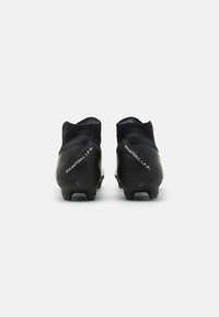 Scarpe da calcio nere con una tomaia testurizzata, supporto alla caviglia e un distintivo logo "PHANTOM LUNA". Presentano tacchetti modellati per una maggiore trazione.