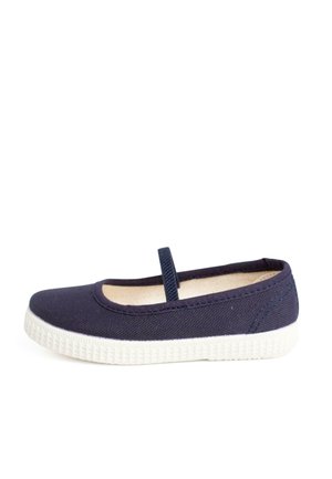 Ballerines en toile marine avec une semelle en caoutchouc blanc et une sangle en tissu sur le coup de pied, avec un bout rond et des détails de couture minimalistes.