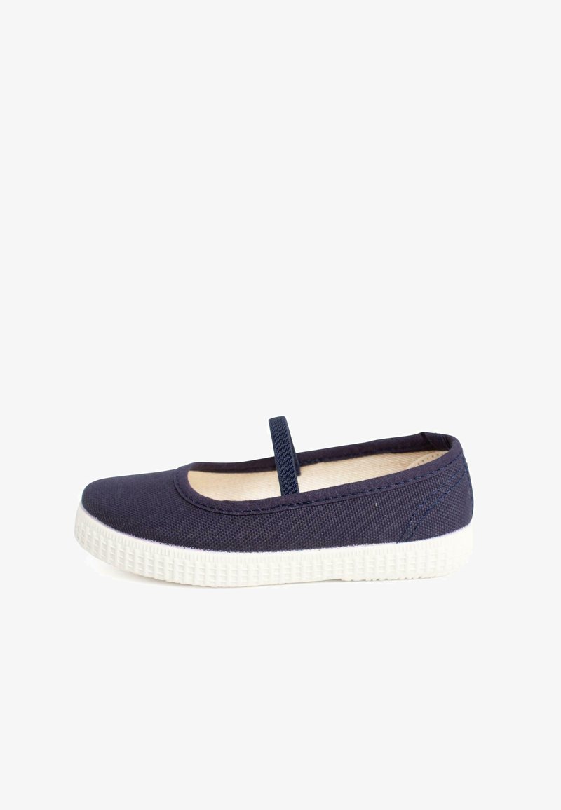 Ballet flat in tela blu navy con suola in gomma bianca e una fascia in tessuto sul collo del piede, caratterizzata da punta rotonda e dettagli di cucitura minimi.
