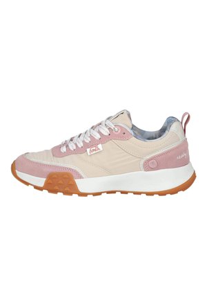 Zapatillas con un upper textil en beige claro, acentos de ante rosa, cordones blancos y una suela de goma marrón con un patrón texturizado.