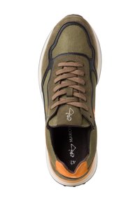 Zapatillas verde oliva con materiales de malla transpirable y ante, con cordones marrones, acentos naranjas y una suela de goma blanca.