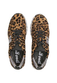 Baskets à imprimé léopard avec dessus en daim brun et noir texturé, accents argentés et lacets noirs. Semelles épaisses en caoutchouc blanc.