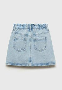 Svijetloplavi traper suknja s elastičnom strukom i dva stražnja džepa. Ima izlizani rub i jednostavan dizajn.