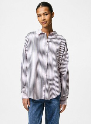 Randig skjorta i ljusrosa och marinblå, med krage, oversized passform och långa ärmar. Bärs med blå denimjeans.