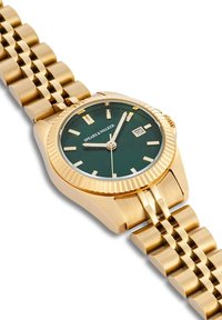 Montre dorée avec un cadran vert, index horaires, un affichage de date et une lunette texturée. Comprend un bracelet à maillons avec une finition polie.
