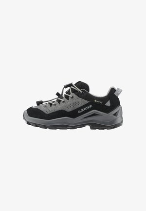 Schwarzer und grauer niedriger Wanderschuh mit Schnellschnürverschluss, Gore-Tex-Label und robuster Sohle, für den Outdoor-Einsatz konzipiert.