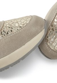 Beige Schuhe aus Wildleder mit metallischen goldenen Akzenten. Das Obermaterial weist ein gemustertes Design, eine Gummisohle und gestickte Details auf.