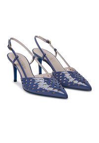 Tacchi slingback in pelle patent blu con punta affusolata, caratterizzati da motivi a taglio e un sottile tacco alto blu. Cinturino regolabile con fibbia dorata.