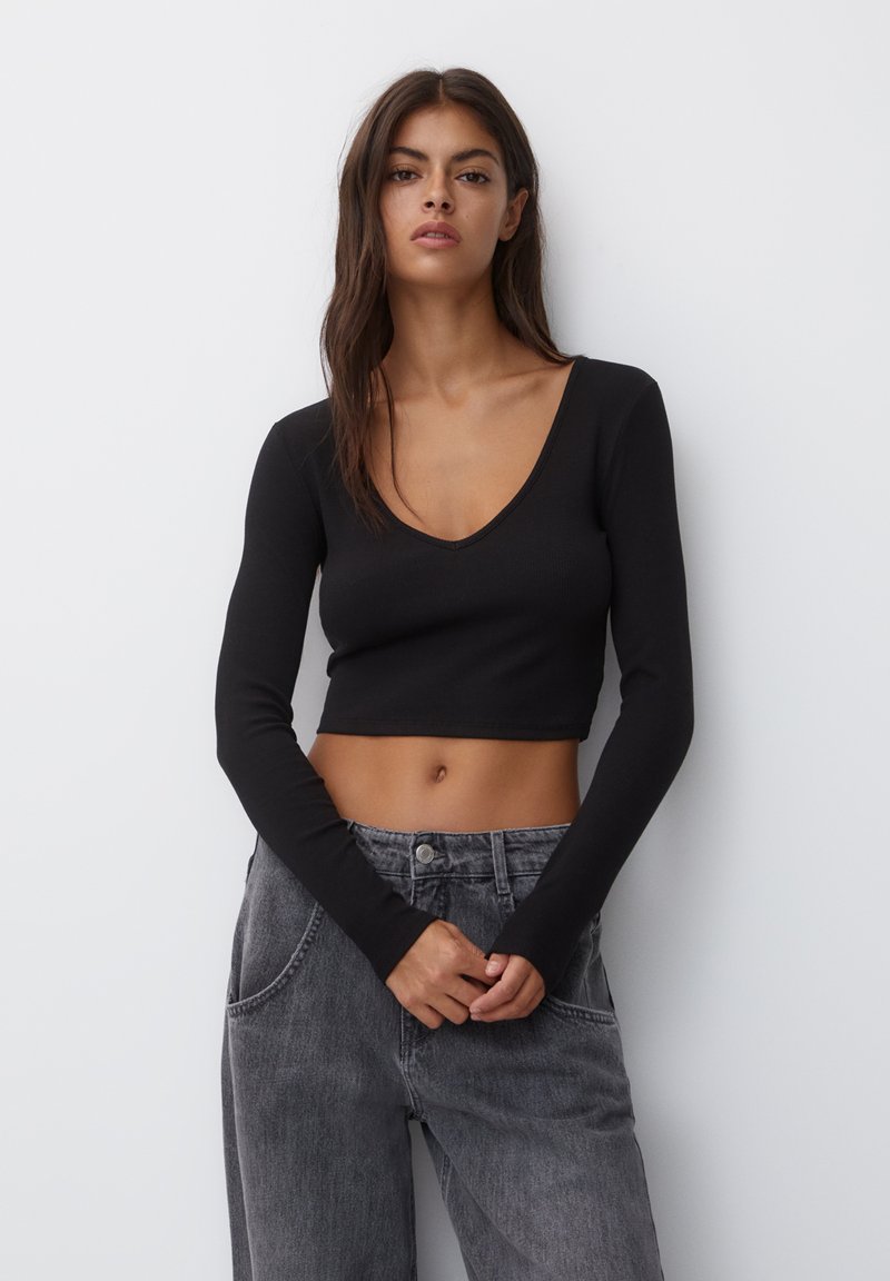 PULL&BEAR CROPPED LONG SLEEVE VNECK Langarmshirt black/schwarz