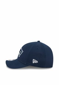 Marineblaues Baseballcap mit flachem Schirm, das ein gesticktes Logo auf der Vorderseite und eine weiche Stoffstruktur aufweist; umfasst ein aufgenähtes Markenlogo an der Seite.