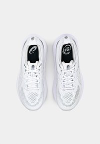 Baskets de sport blanches avec un dessus en maille, bout rond et col rembourré. Comprend des lacets, des détails de logo et une semelle rembourrée.