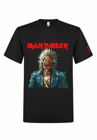 Černé bavlněné tričko s grafikou zombie v kožené bundě a bodavými bílými vlasy, a textem "IRON MAIDEN" červenou barvou.