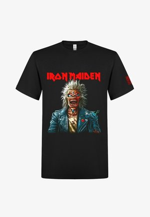 Camiseta de algodón negra con un gráfico de un zombi con chaqueta de cuero y cabello blanco espinoso, y el texto "IRON MAIDEN" en rojo.
