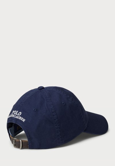 Casquette de baseball en coton marine avec une visière incurvée, une sangle en cuir réglable et "POLO RALPH LAUREN" brodé à l'arrière.