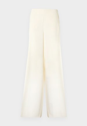 Pantalon à jambes larges en tissu crème doux, présentant une texture lisse et un design simple avec une taille haute et sans fermetures visibles.