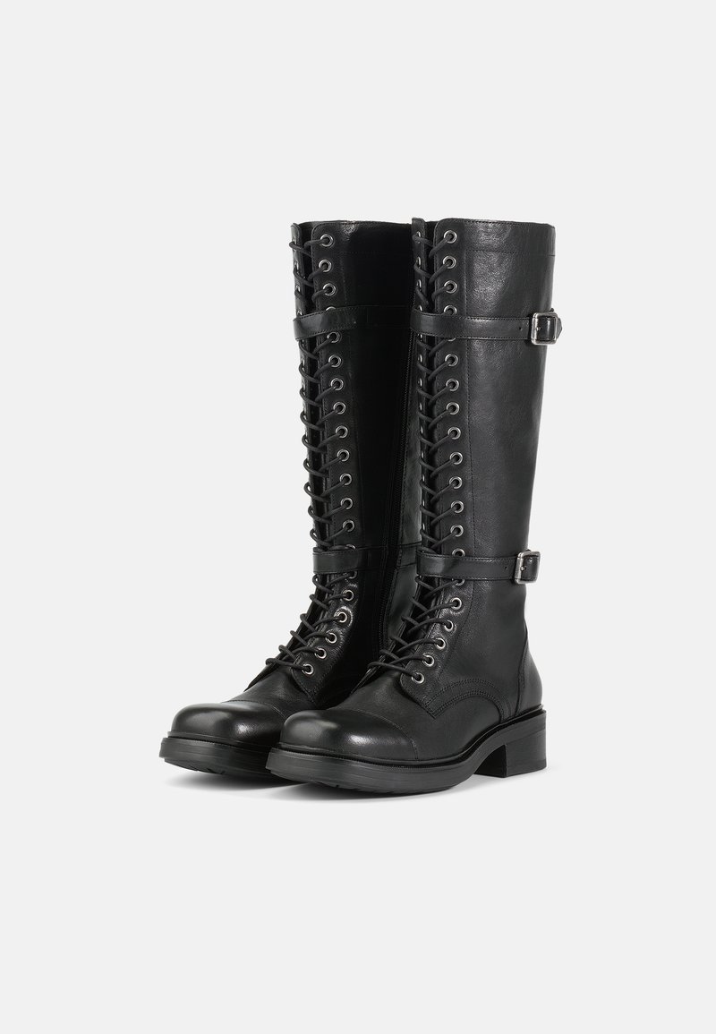Schwarze Lederkniehohe Stiefel mit Schnürung, runder Spitze, klobigem Absatz, verstellbaren Riemen, metallenen Ösen und strukturiertem Finish.