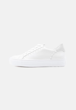 Witte sneakers met een glad leren bovenwerk, veterontwerp, gestructureerde accenten en decoratieve studs aan de zijkant. Rubberen buitenzool.