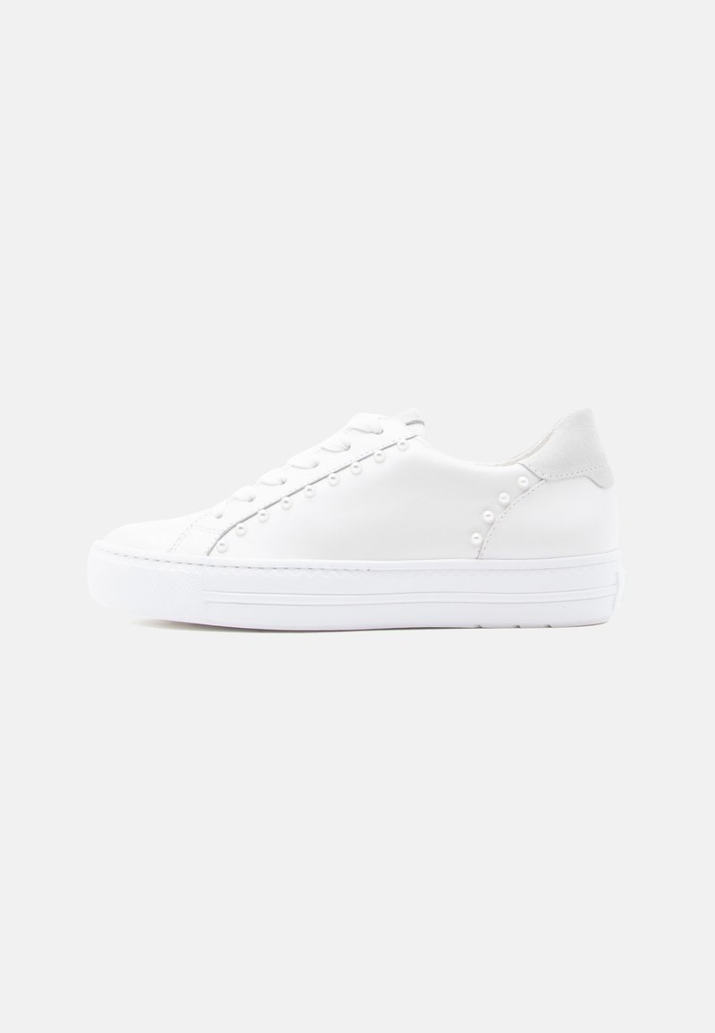 Λευκά αθλητικά παπούτσια με λείο δερμάτινο επάνω μέρος, σχέδιο με κορδόνια, υφασμένους λεπτομέρειες και διακοσμητικές τρούκ στις πλευρές. Εξωτερική σόλα από καουτσούκ.