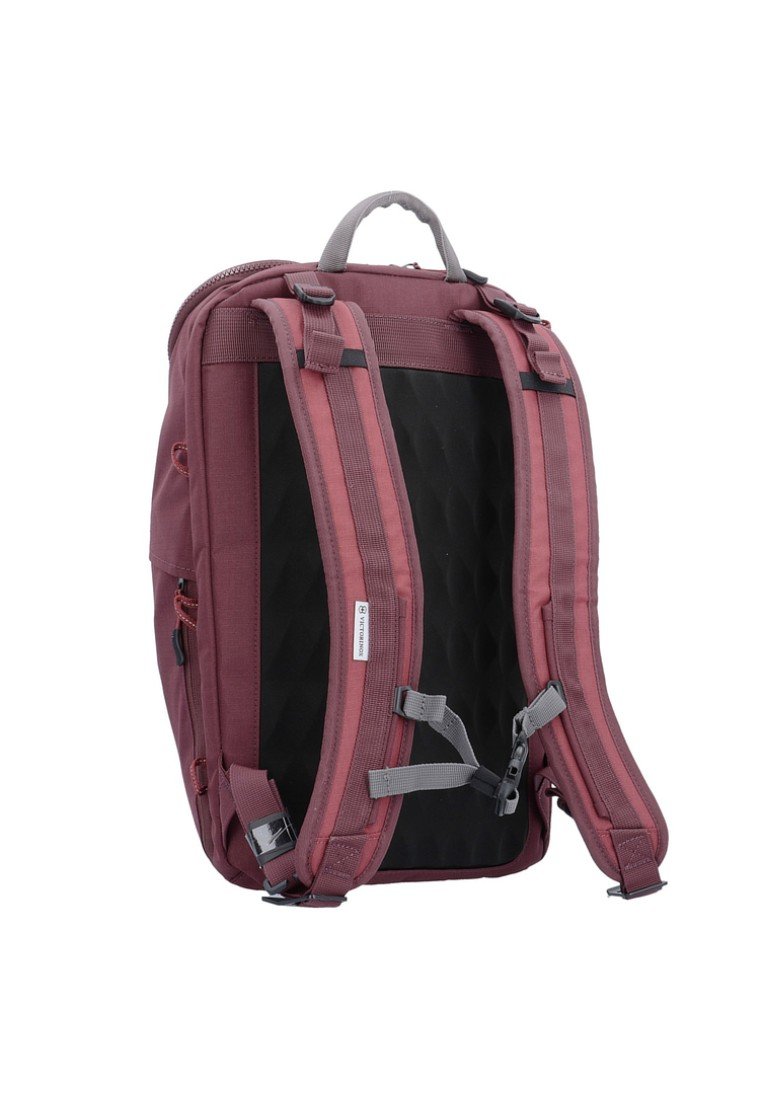 Weinroter Rucksack mit gepolsterter schwarzer Rückseite, verstellbaren grauen Trägern und einem oberen Griff. Verfügt über eine glatte Textur und einen Reißverschluss.