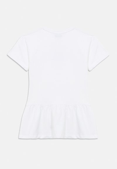 Άσπρη κοντομάνικη μπλούζα με εφαρμοστό πάνω μέρος και ρεβιθένιο βολάν στο τελείωμα. Κατασκευασμένη από απαλό, λείο ύφασμα. Απλός, κλασικός σχεδιασμός.