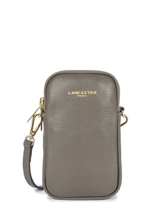 Borsa per telefono in pelle grigia texture con logo dorato, chiusura con zip e tracolla staccabile per il trasporto. Forma rettangolare compatta.