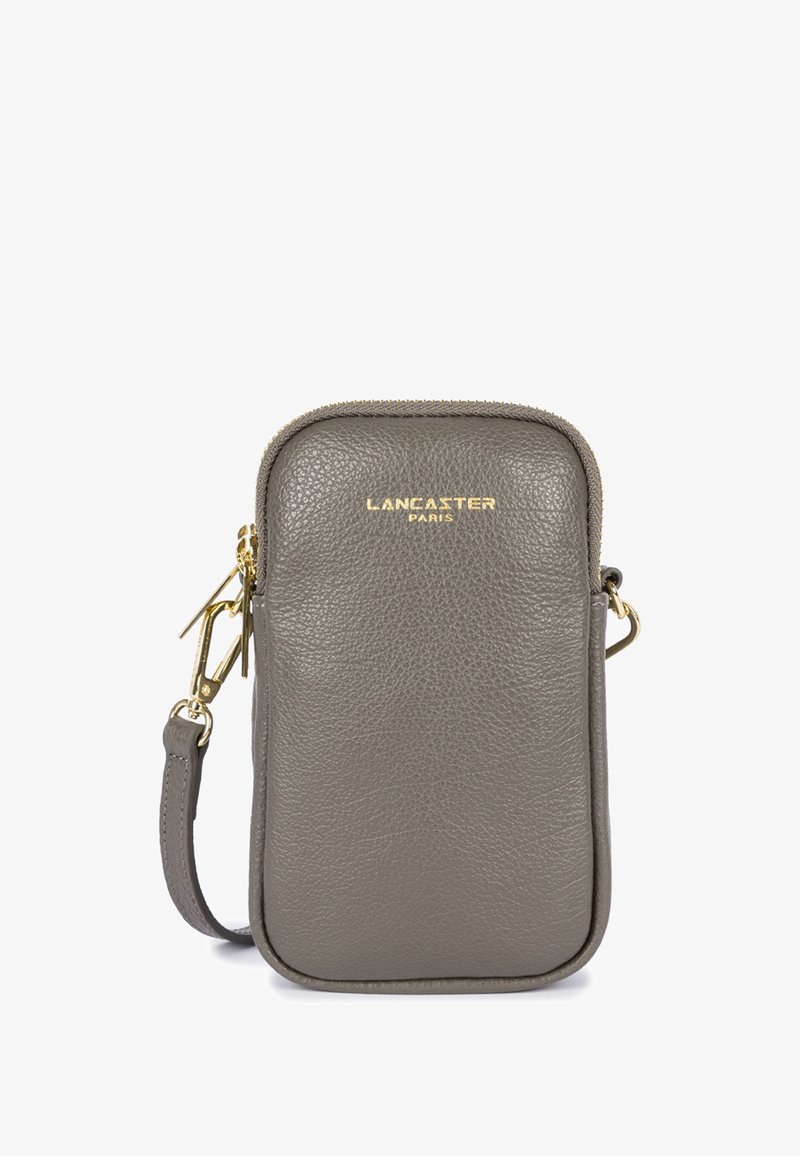 Sac en cuir texturé gris pour téléphone avec un logo doré, fermeture éclair et une sangle détachable pour le transport. Forme compacte rectangulaire.