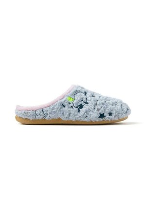 Chausson gris fuzzy avec doublure rose, présentant une texture douce, une semelle en caoutchouc et des graphiques d'animaux ludiques, y compris des moutons et des étoiles.