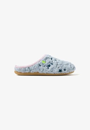 Chausson gris fuzzy avec doublure rose, présentant une texture douce, une semelle en caoutchouc et des graphiques d'animaux ludiques, y compris des moutons et des étoiles.