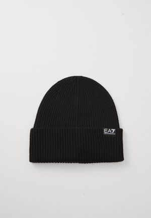 Svart ribbestrikket lue med brettkant og liten EA7 Emporio Armani logo på høyre framside.