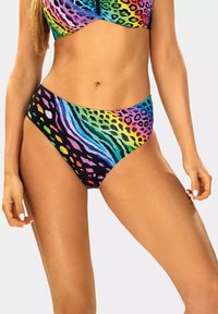 Bikini o wysokim stanie z wielokolorowym wzorem zwierzęcym, w odcieniach purpury, niebieskiego, zielonego i czarnego, wykonany z elastycznego materiału.