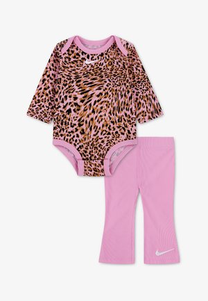 Różowe body dla niemowląt z długim rękawem z brązowo-czarnym nadrukiem w panterkę oraz pasujące gładkie różowe spodnie z logo Nike.