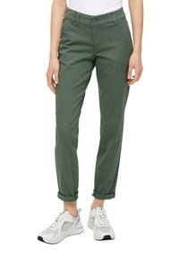Groene katoenmix pantalon met een rechte pasvorm, voorzien van opgerolde mouwen, een knoopsluiting en subtiele stikdetails. Gecombineerd met witte sneakers.
