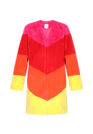 Manteau en fausse fourrure à motif en chevrons. Les couleurs évoluent du rose en haut vers le rouge, l'orange et le jaune. Design en V, manches longues.