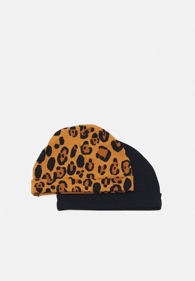 Conjunto de dois gorros: um laranja com padrão de leopardo preto, outro preto sólido. Feitos de um tecido macio e elástico com um design de punho dobrado.