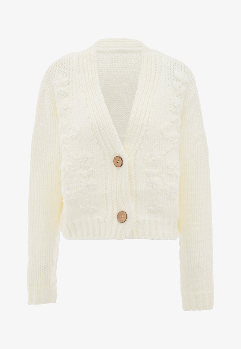 Cardigan alb tricotat cu decolteu în V, realizat din fir gros. Prezintă un model floral și două nasturi din lemn în față. Lungime scurtă.