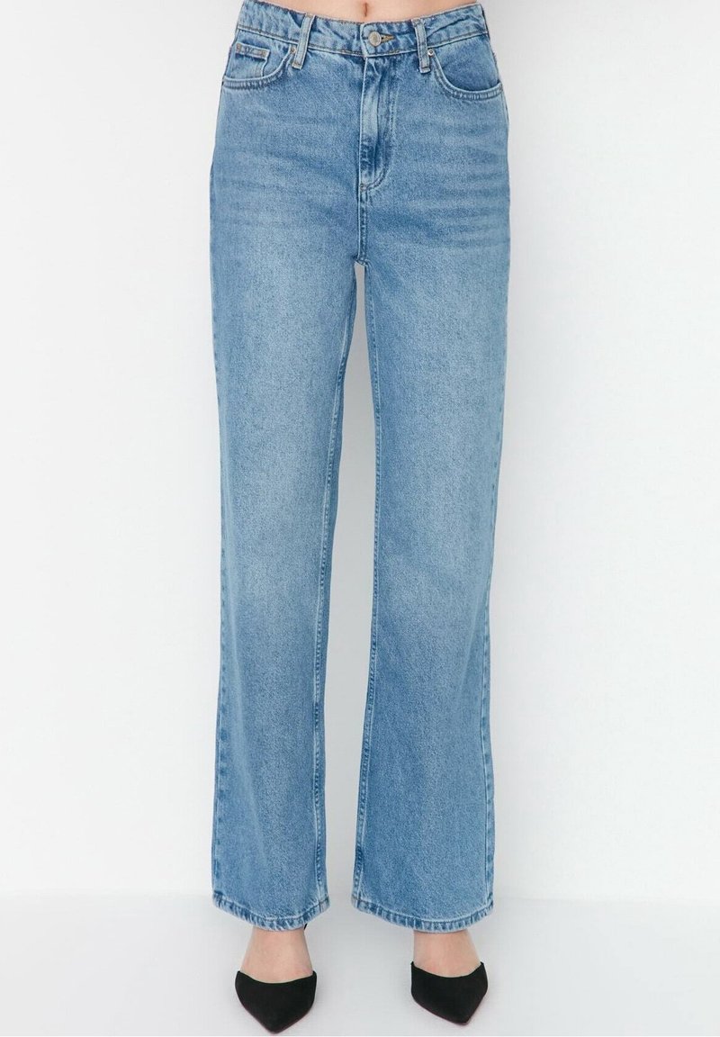 Jeans de mezclilla anchos de color azul claro con una cintura alta, que cuentan con un cierre de botón, bolsillos frontales y una textura suave, ligeramente desvaída.