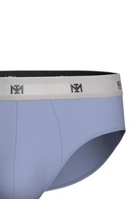 Slip da uomo azzurro chiaro con una larga fascia in vita grigio chiaro con un motivo ripetuto del logo grigio scuro.