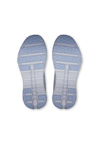 Semelles de chaussures de course bleu clair avec des motifs texturés, présentant des rainures flexibles et des sections rembourrées pour une adhérence et un confort optimaux.