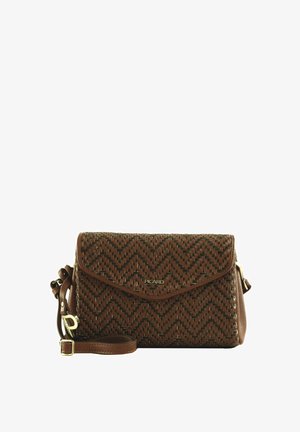 Braune geflochtene Handtasche mit Chevron-Muster, ausgestattet mit einem Lederdeckel, verstellbarem Gürtel und goldenen Hardware-Details. Logo auf der Vorderseite sichtbar.