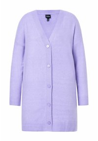 Cardigan lavande en tissu doux, avec un col en V, des manches longues, un ourlet côtelé et cinq boutons à l'avant.