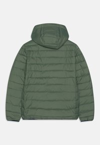 Grøn isoleret jakke med hætte, horisontal quiltning. Glat tekstur, elastiske manchetter og en snøret kant for varme og dækning.